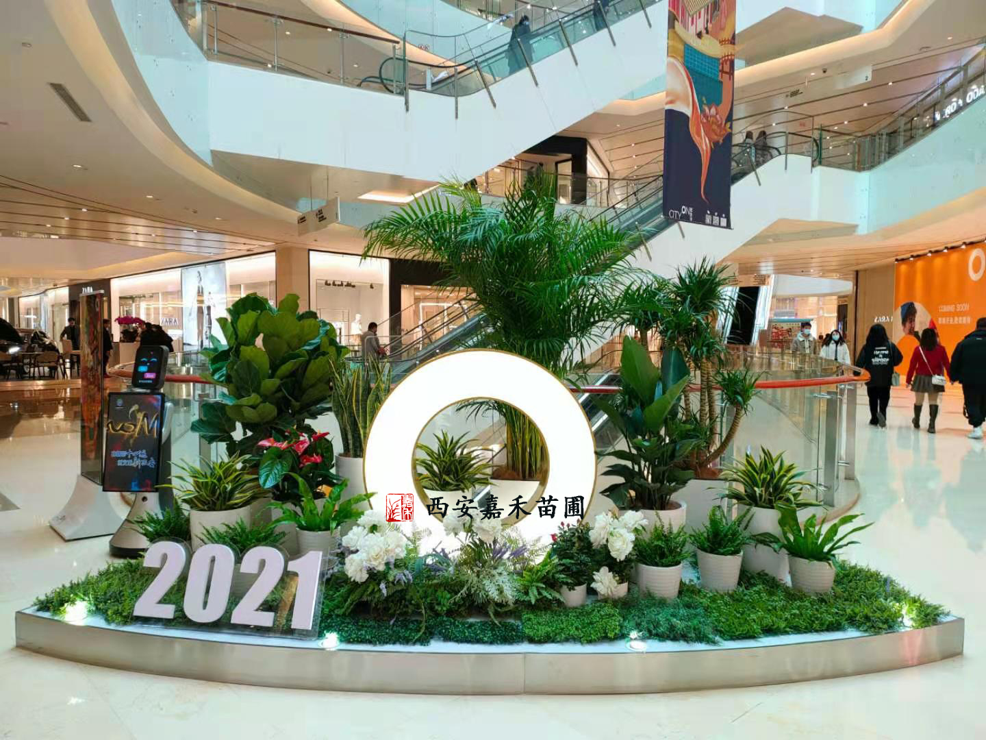 西安商場(chǎng)綠植租賃+商場(chǎng)美陳，多元化商場(chǎng)裝飾風(fēng)